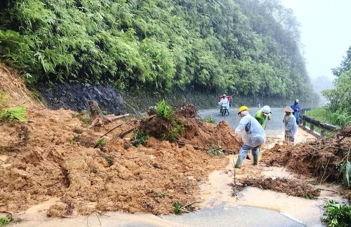 Mưa lớn gây sạt lở đất, đá tại Km 75+830 tuyến QL49A đi các xã A Lưới.