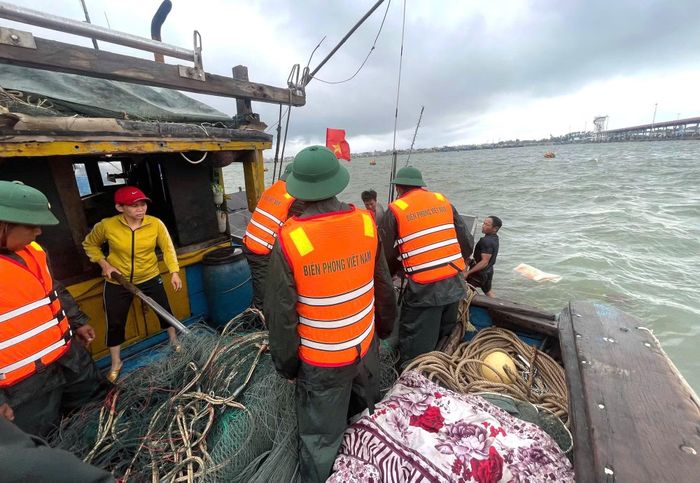 Lực lượng Đồn Biên phòng Cửa khẩu cảng Thuận An hỗ trợ trục vớt tàu cá TTH-301.15-TS bị chìm.