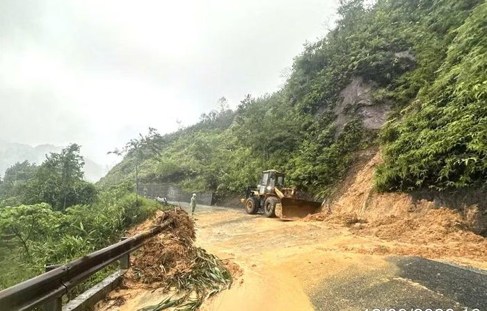Điểm sạt lở tại Km 75+830 tuyến QL49A đi các xã A Lưới được thông xe.