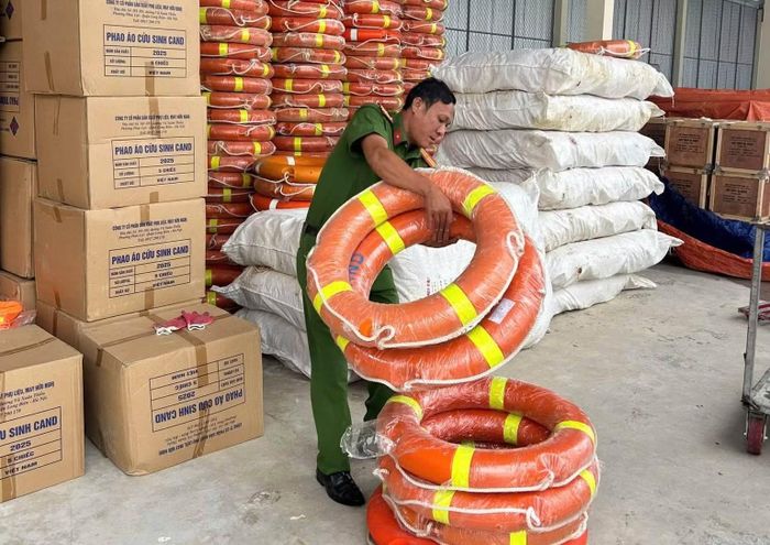 Phòng Hậu cần Công an TP Huế cấp phát trang thiết bị thiết yếu phòng chống bão, lũ.