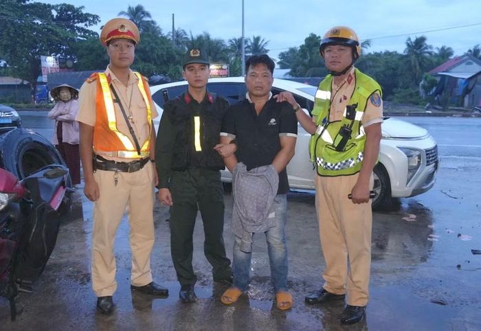 Vũ Ngọc Hận bị bắt quả tang khi vận chuyển thuốc lá lậu.