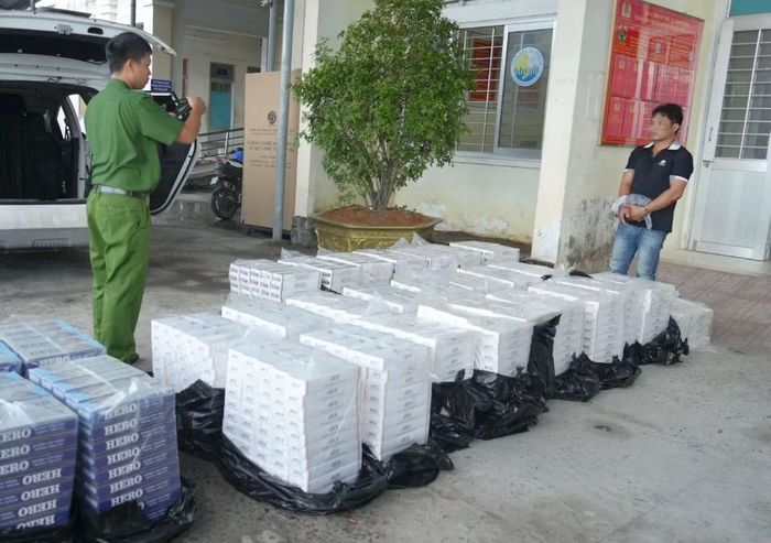 Vũ Ngọc Hận cùng phương tiện và tang vật.