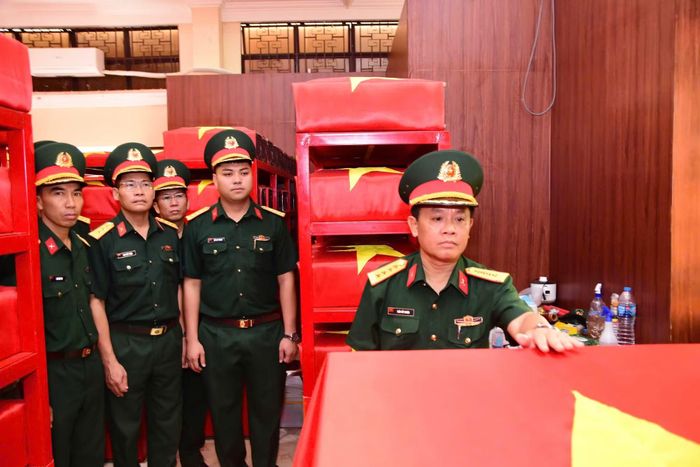 Đoàn công tác Trường Thiếu sinh quân miền Nam tưởng niệm các Anh hùng liệt sĩ tại Nhà quàn hài cốt liệt sĩ ở Công viên Lê Thị Riêng.