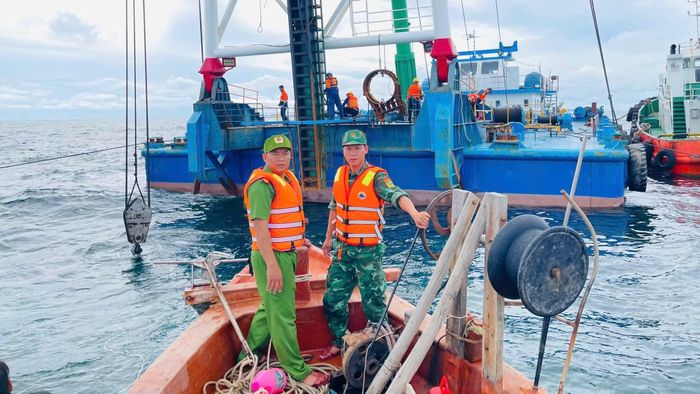 Công an đặc khu Kiên Hải phối hợp với các lực lượng chức năng tổ chức trục vớt phương tiện.