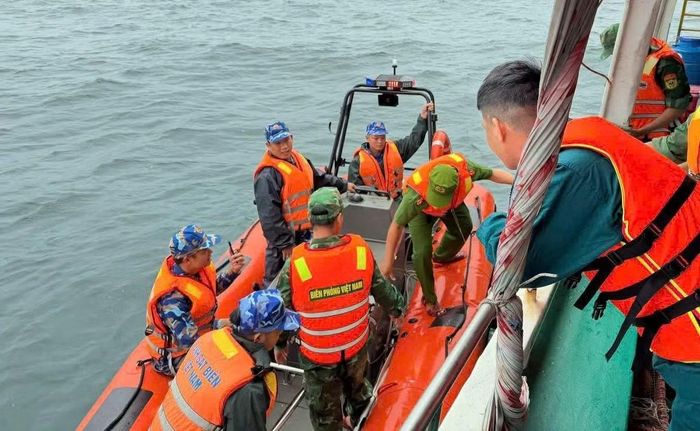 Lực lượng chức năng tiến hành bàn giao 2 thi thể thuyền viên.