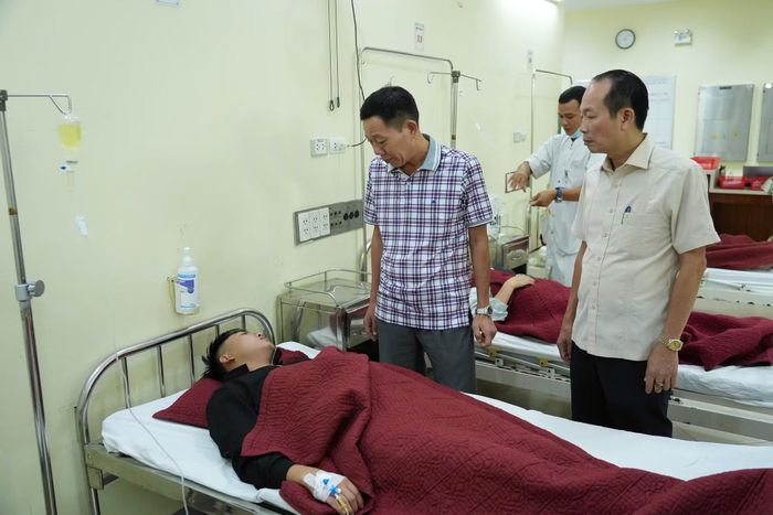 Lãnh đạo UBND TP Huế thăm hỏi, động viên các công nhân của Công ty dệt may Scavi Huế nhập viện cấp cứu nghi ngộ độc thực phẩm.