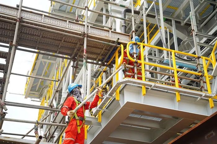 Người lao động thi công dự án trên bãi chế tạo PTSC M&C.