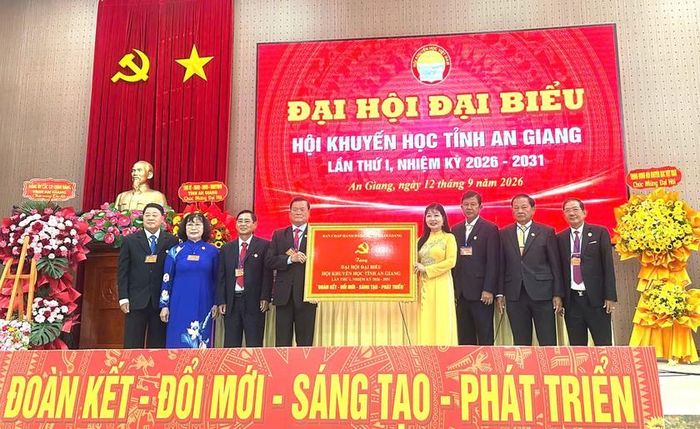 Phó Bí thư Tỉnh ủy, Chủ tịch Ủy ban Mặt trận Tổ quốc Việt Nam tỉnh An Giang Trần Thị Thanh Hương chúc mừng đại hội.