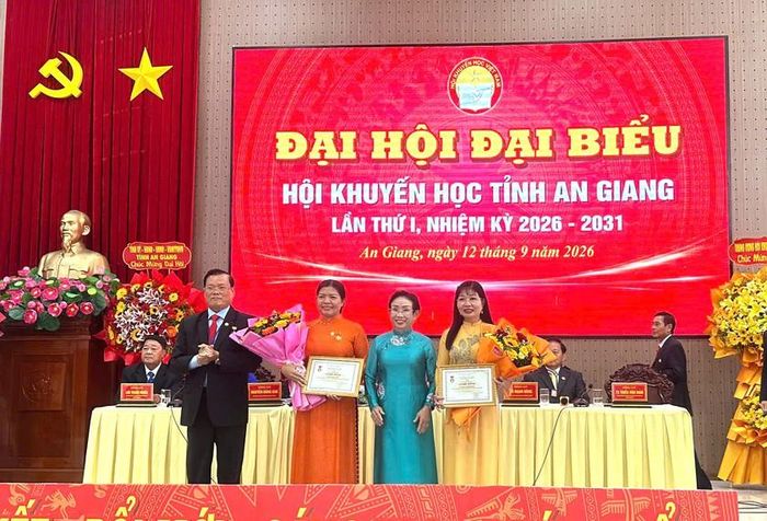 Phó Chủ tịch Hội Khuyến học Việt Nam Trương Thị Hiền và Chủ tịch Hội Khuyến học tỉnh An Giang nhiệm kỳ 2021-2026 Nguyễn Văn Tân tặng kỷ niệm chương "Vì sự nghiệp khuyến học" cho các cá nhân tiêu biểu.