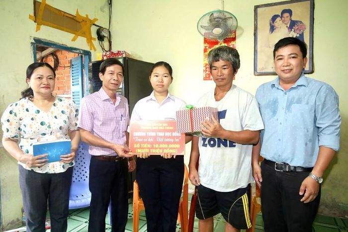 Phường Nam Nha Trang thành lập 8 đoàn công tác do lãnh đạo phường làm trưởng đoàn, đến tận nhà thăm hỏi, động viên và trao tận tay từng suất học bổng cho các em học sinh, sinh viên.