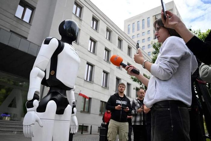 Một robot hình người Agibot của Delta Robots trong cuộc phỏng vấn với một nhà báo tại buổi trình diễn. Ảnh: AFP