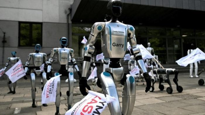 Robot biểu tình tại Warsa (Ba Lan). Hình ảnh: X