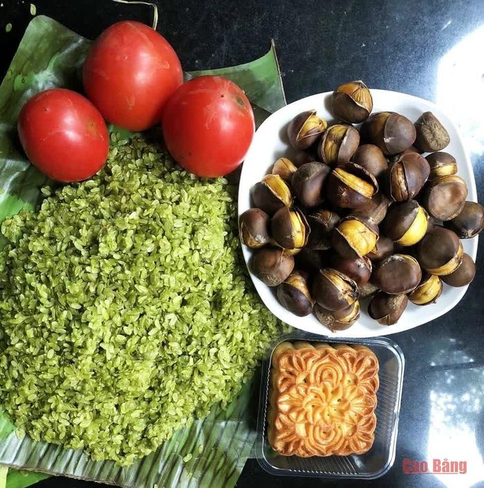 Cốm, hạt dẻ, hồng chín và bánh nướng - những sản vật mang đậm hương vị mùa Thu ở Cao Bằng.