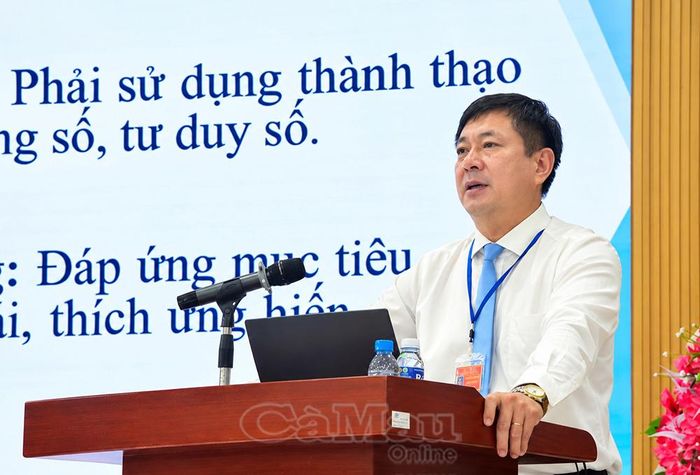 TS. Phạm Thanh Tâm, Phó Hiệu trưởng Trường Chính trị tỉnh Cà Mau trình bày tham luận “Đổi mới nội dung, chương trình đào tạo, bồi dưỡng cán bộ cấp xã đáp ứng yêu cầu thực tiễn ở đồng bằng sông Cửu Long qua thực tiễn tỉnh Cà Mau”.