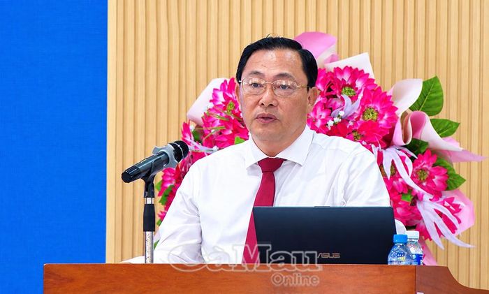 Phó Trưởng ban Thường trực Ban Tổ chức Tỉnh uỷ Cà Mau Nguyễn Minh Phụng trình bày tham luận “Những khó khăn, vướng mắc trong công tác cán bộ cấp xã sau hợp nhất ở tỉnh Cà Mau hiện nay”.