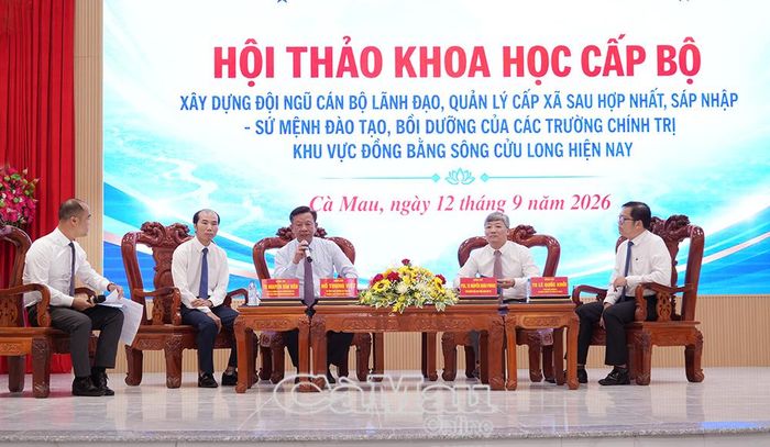 Các diễn giả tham gia phiên thảo luận với chủ đề “Xây dựng đội ngũ cán bộ lãnh đạo, quản lý cấp xã sau hợp nhất, sáp nhập - Sứ mệnh đào tạo, bồi dưỡng của các Trường Chính trị khu vực đồng bằng sông Cửu Long hiện nay”.