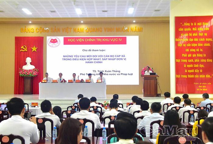 TS. Trịnh Xuân Thắng, Phó Trưởng khoa Nhà nước và Pháp luật, Học viện Chính trị khu vực IV, trình bày tham luận “Những yêu cầu mới đối với cán bộ cấp xã trong điều kiện hợp nhất, sáp nhập đơn vị hành chính”.