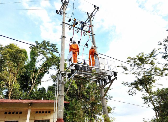 Cán bộ, nhân viên Điện lực Tủa Chùa, Điện Biên đóng điện tại trạm biến áp Háng Tơ Mang 2 phục vụ Nhân dân đón Tết Độc lập 2/9/2026. Ảnh: dienbien.gov.vn
