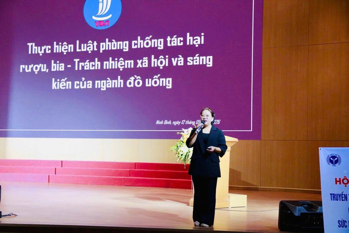 Bà Trịnh Thị Vân Giang, Phó Chủ tịch VBA, cho biết Hiệp hội và các doanh nghiệp hội viên xác định tuân thủ quy định về phòng, chống tác hại của lạm dụng đồ uống có cồn là trách nhiệm hàng đầu. Ảnh: VBA