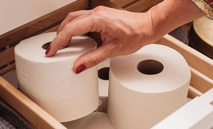 Không nên để giấy ngay sát mặt khi ngủ. Ảnh minh họa.