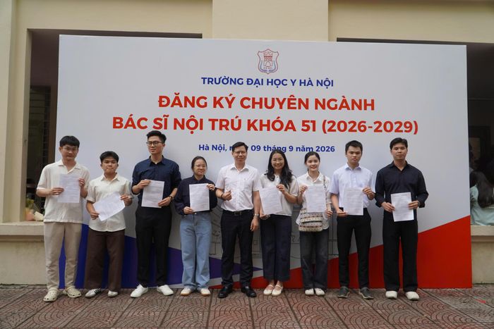 Lê Thị Thanh Trà bước lên bục lựa chọn ngành gây mê hồi sức - Ảnh: Trường đại học Y Hà Nội