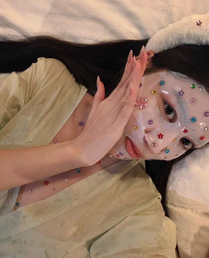 Á hậu Ngọc Thảo cũng nhanh chóng nhập cuộc với trào lưu làm đẹp bằng sticker. Cô gọi xu hướng này là trend "dễ thương".