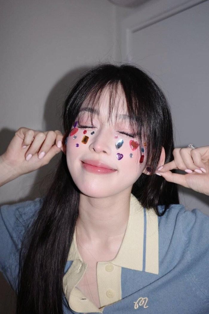 Diện mạo của Á hậu Bùi Phương Nga được nhận xét rạng rỡ hơn hẳn khi theo đuổi trend dán sticker lên má. 