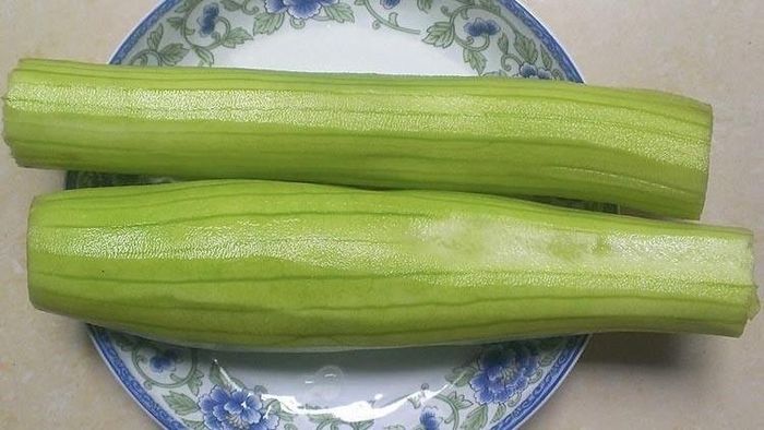 Nên ngâm mướp với nước muối loãng trước khi chế biến. Ảnh minh họa