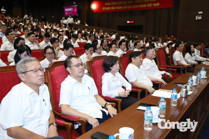 Lãnh đạo các đơn vị thuộc TANDTC dự hội nghị.