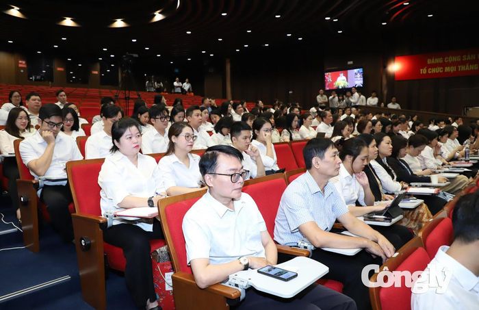 Cán bộ, công chức, viên chức, người lao động Tòa án nhân dân dự hội nghị.