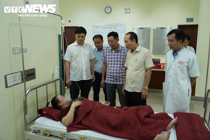 Lãnh đạo TP Huế thăm hỏi công nhân đang điều trị tại Bệnh viện Trung ương Huế cơ sở 2 nghi do ngộ độc thực phẩm. (Ảnh: Trần Bốn)