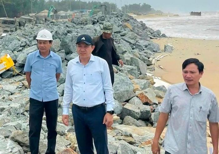 Ông Lê Văn Cường, Giám đốc Sở Nông nghiệp và Môi trường (NN&MT) TP Huế kiểm tra, đốc thúc việc thi công tại xử lý sạt lở bờ biển ở bờ biển Thuận An. (Ảnh: NN)