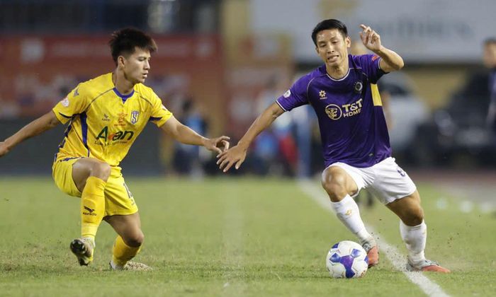 Hà Nội đấu với Sông Lam Nghệ An trên sân Hàng Đẫy. (Ảnh: VPF)