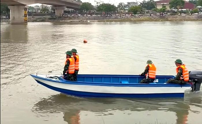 Lc lượng chức năng cùng người dân địa phương tích cực tìm kiếm nhưng đến 19h20 cùng ngày vẫn chưa thấy tung tích 2 nạn nhân.