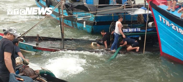 Sóng lớn đánh chìm tàu của ngư dân đang neo đậu tại cảng cá Thuận An (TP Huế).
