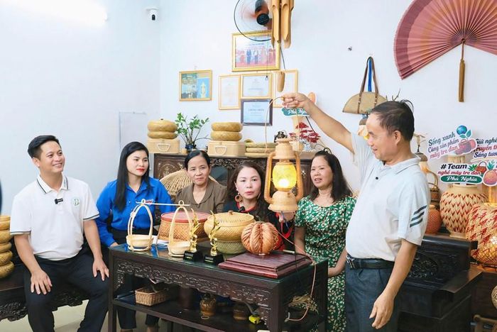 Ông Trần Văn Thắng ở thôn Đồi 2 (xã Phú Nghĩa) tham gia phiên livestream giới thiệu sản phẩm "Đèn Bão A80".