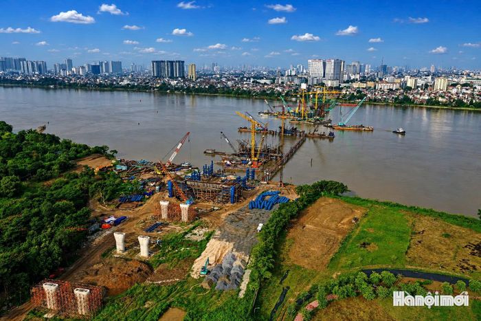 Hà Nội đang triển khai nhiều cầu qua sông Hồng mở ra điều kiện để tăng cường kết nối. Ảnh: Phạm Hùng