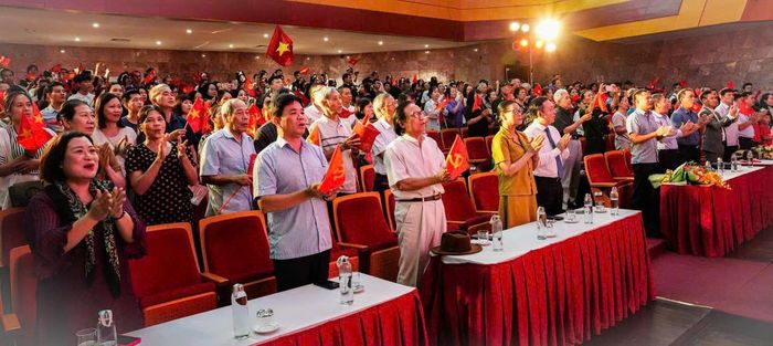 Cả hội trường cùng hòa ca bài hát "Như có Bác trong ngày vui đại thắng". Ảnh: BTC