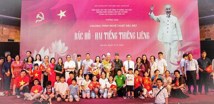 Ban Tổ chức và nghệ sĩ chụp ảnh lưu niệm cùng khán giả tham dự chương trình. Ảnh: BTC