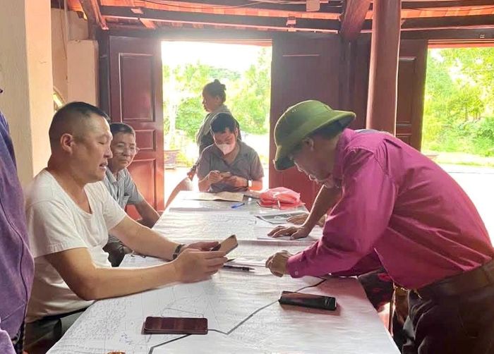 Người dân cung cấp thông tin thửa đất phục vụ xây dựng cơ sở dữ liệu đất đai tại xã Sóc Sơn. Ảnh: Tùng Nguyễn