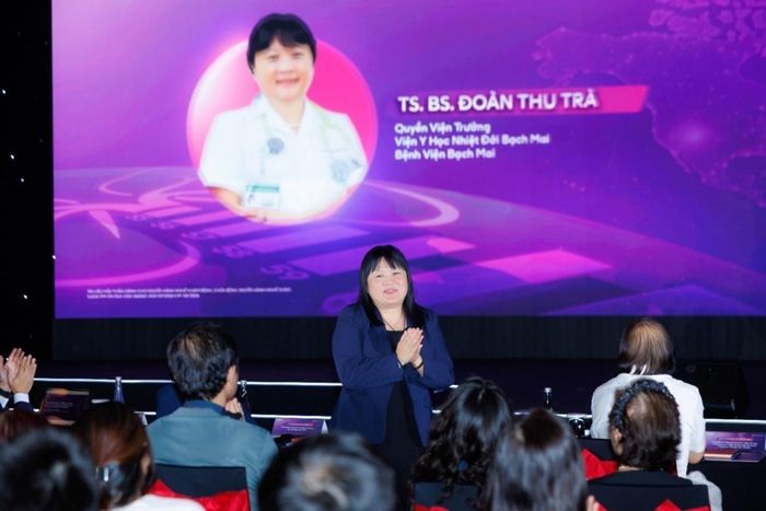TS.BS Đoàn Thu Trà (Bệnh viện Bạch Mai) chia sẻ kinh nghiệm tích hợp tư vấn tiêm chủng ngay tại các khoa khám bệnh chuyên khoa tim mạch, hô hấp, nội tiết. Ảnh: Bùi Thư