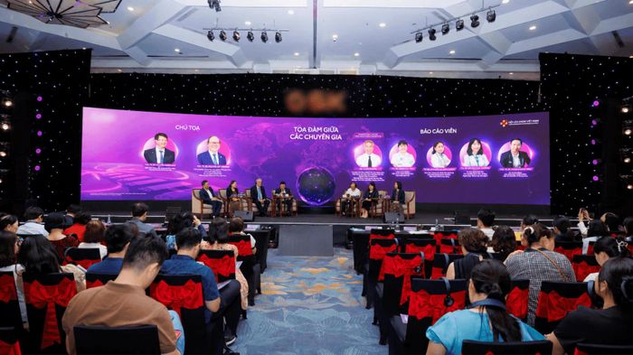 Các chuyên gia thảo luận tại Hội thảo khoa học “RSV ở người cao tuổi: Gánh nặng tiềm ẩn ở bệnh nhân có bệnh lý nền và giá trị của việc tiêm ngừa”. Ảnh: Bùi Thư