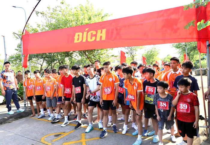 Giải chạy báo Hà nội mới tại xã Hồng Vân thu hút hơn 200 vận động viên đến từ các cơ quan, đơn vị, trường học, thôn, xóm trên địa bàn tham gia. Ảnh: Vũ Hậu.