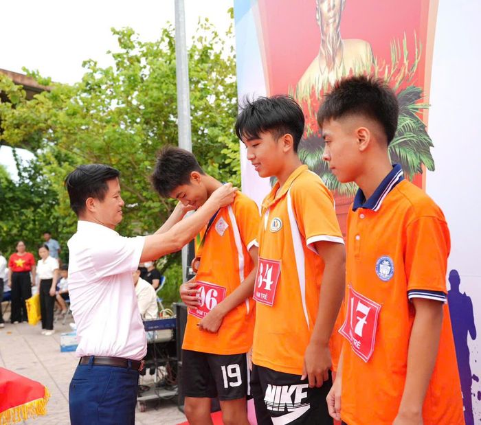 Đồng chí Nguyễn Tuấn Đạt, Phó Bí thư Thường trực Đảng ủy xã Hồng Vân trao giải cho VĐV. Ảnh: Vũ Hậu.