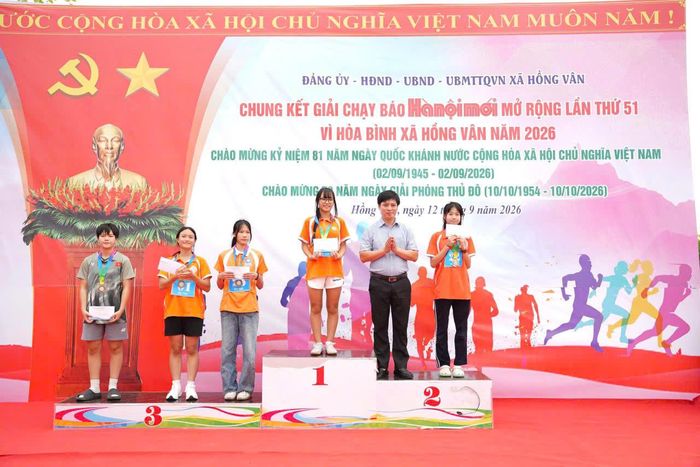 Phó Chủ tịch UNBD xã Hồng Vân Uông Đình Hưng trao giải cho các VĐV. Ảnh: Vũ Hậu.