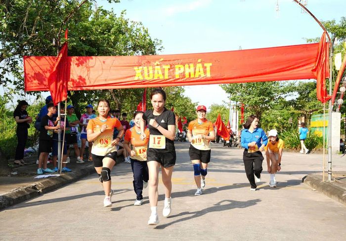 Các vận động viên thi đấu với tinh thần “Đoàn kết – Trung thực – Cao thượng”, tạo nên những màn tranh tài sôi nổi, hấp dẫn. Ảnh: Vũ Hậu.