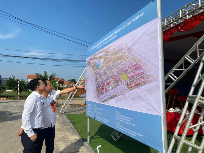 Các đại biểu nghiên cứu quy hoạch khu hạ tầng đấu giá xã Hồng Vân. Ảnh: Vũ Cường.