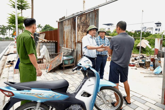 Chủ tịch UBND xã Đan Phượng Nguyễn Viết Đạt tuyên truyền, vận động người dân tại thôn Thượng Mỗ. Ảnh: NN