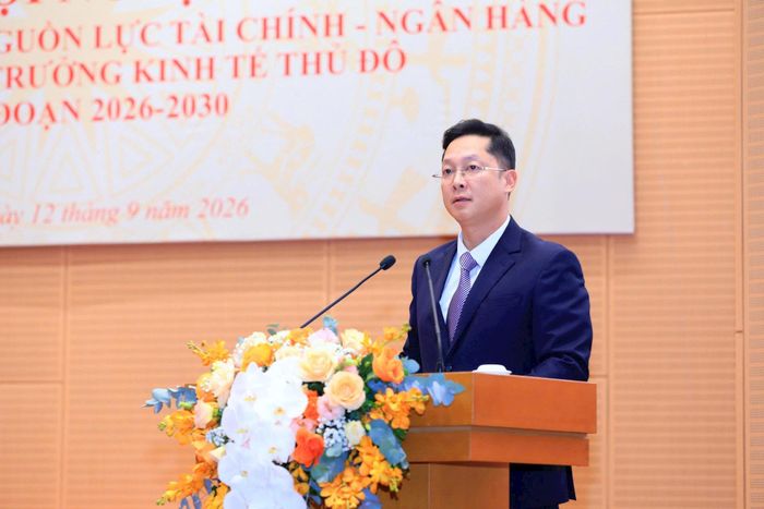 Giám đốc Sở Tài chính Hà Nội Nguyễn Ngọc Tú trình bày báo cáo về tình hình kinh tế - xã hội 8 tháng đầu năm 2026, kịch bản tăng trưởng và nhu cầu nguồn vốn phục vụ phát triển Thủ đô năm 2026 và giai đoạn 2026-2030. Ảnh: Hồng Thái