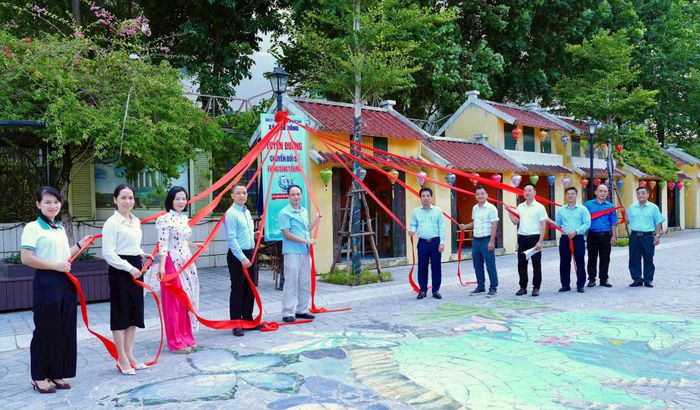 Các đại biểu thực hiện nghi thức ra mắt mô hình “Tuyến đường số - thanh toán không dùng tiền mặt”. Ảnh: NS